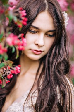 açık havada Sakura aşağı bakıyor, yanındaki güzel genç esmer kadın portresi kapatın