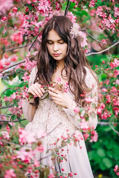 Uzun saçlı güzel kız, bej kadının küçük özel odası dantel dekorasyon elbise pembe Sakura, yakın çekim, seyir yakınındaki — Stok fotoğraf