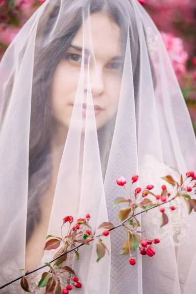 Portrait d'une mariée sous un voile, belle fille brune, gros plan, fleurs roses, Sakura , — Photo