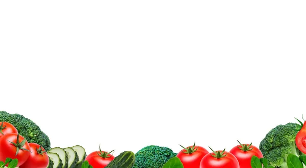 Frisches, saftiges Gemüse, grüner Boden auf weißem Hintergrund. Tomaten, Gurken, Brokkoli, Spinat — Stockfoto