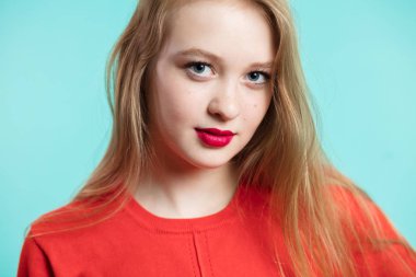 Mavi arka plan üzerinde seksi sarışın kadın portresi kapatın