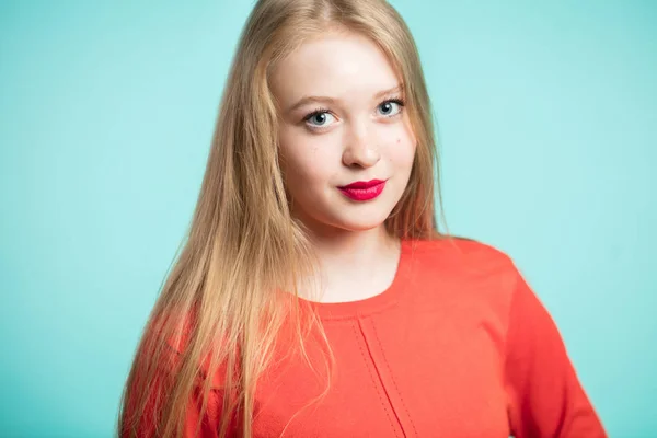 Ritratto di bella giovane donna con labbra rosse su sfondo blu. Ragazza bionda guardando la fotocamera — Foto Stock