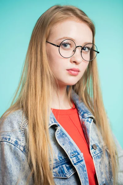 Portret van een jonge roodharige vrouw in glazen close-up — Stockfoto