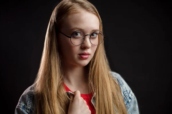 Retrato de menina bonita olhando sério para a câmera — Fotografia de Stock