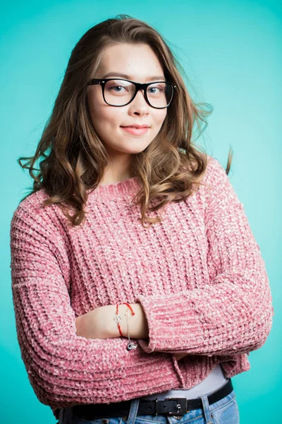 Gelukkig jonge Glimlachende zakenvrouw op blauwe achtergrond. Kaukasische brunette model in business concept studio shoot — Stockfoto