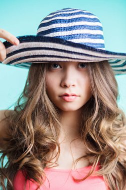 Duygulara hitap eden güzel bayan mayo ve şık şapkalı