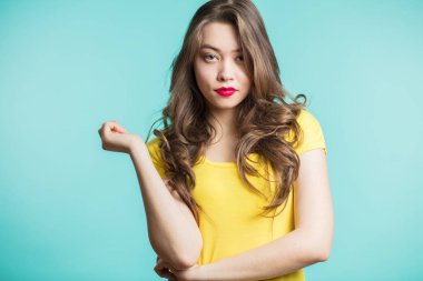 İş ve kendine güvenen kadın kameraya mavi bir arka plan üzerinde seyir.