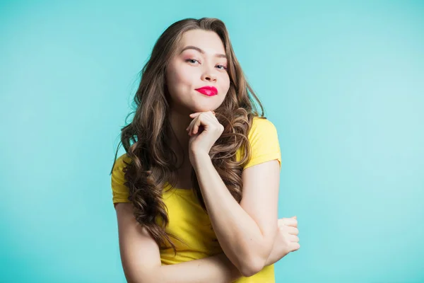 Bella ragazza di buon umore a guardare con un sorriso, un sorriso nella fotocamera. Emozioni positive — Foto Stock