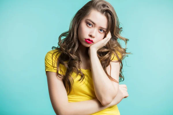 Studio ritratto di bella giovane donna che pensa e guarda la fotocamera. Ragazza triste vuole qualcosa — Foto Stock