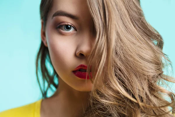 La mirada penetrante de la chica. Retrato de cerca de una hermosa mujer mirando a la cámara —  Fotos de Stock