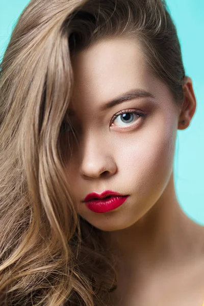 Retrato de glamour de modelo de mulher bonita com maquiagem fresca e penteado ondulado romântico . — Fotografia de Stock