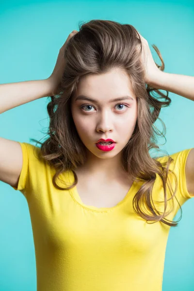 Primer plano retrato de una joven hermosa morena mirando a la cámara, la mirada sorprendida — Foto de Stock