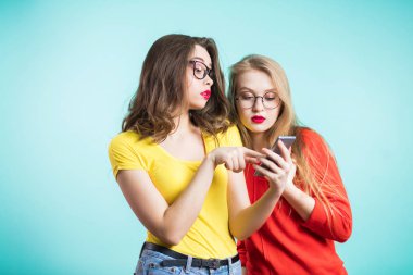 İki güzel genç kızlar smartphone keşfetmek