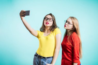 İki güzel kadın bir selfie almak