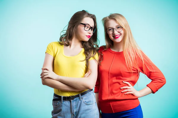 Twee vrouwen op blauwe achtergrond — Stockfoto