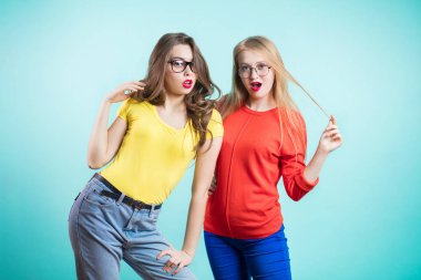 Mavi bir arka plan üzerinde şaşırmış ve şok iki kadın portresi