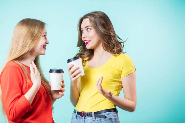 Dos mujeres sonrientes tomando café y hablando . — Foto de Stock