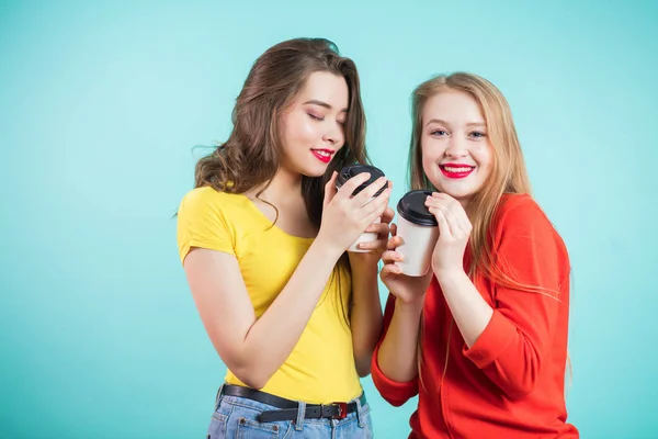 Twee lachende meisjes hebben koffie tijd — Stockfoto