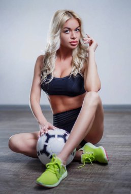 bir kız portresi, seksi güzel sarışın kadın siyah spor iç çamaşırı, mavi gözlü, makyaj, siyah ve beyaz bir basketbol crossfit taban, beyaz arka plan, spor tarih ile