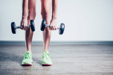 Halter eller, duruş, ayak, spor ayakkabı, beyaz arka plan, yakın-up, fitness, spor