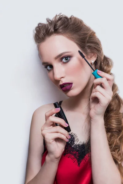 Mooie sexy blond meisje adverteert inkt, kijken met lippen parted rechts, close-up, cosmetica — Stockfoto