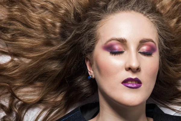 Menina bonita com maquiagem brilhante, olhos fechados e cabelo louro encaracolado longo, horizontal, conceito é cosméticos e cabelo, close-up — Fotografia de Stock