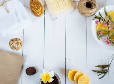 Limon fırça havlu bez çiçek resmi bir beyaz ahşap arka plan boşluk için kenarları orta yazı için Spa aksesuarları Banyo