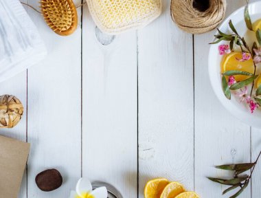 Limon fırça havlu bez çiçek resmi bir beyaz ahşap arka plan boşluk için kenarları orta yazı için Spa aksesuarları Banyo