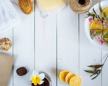 Limon fırça havlu bez çiçek resmi bir beyaz ahşap arka plan boşluk için kenarları orta yazı için Spa aksesuarları Banyo