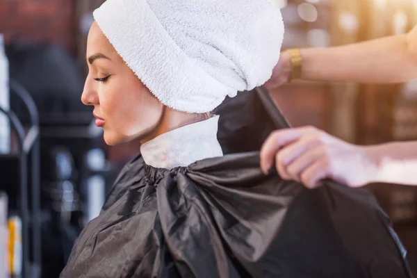 Mujer encantadora en la recepción en la peluquería — Foto de Stock