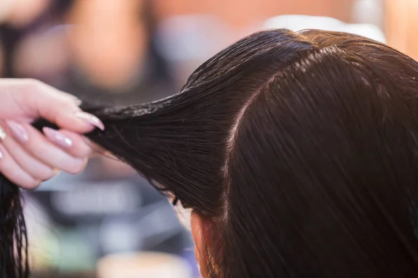 Primo piano dei capelli bagnati lavati. parrucchiere, Trattamenti Spa per il restauro dei capelli, estensioni dei capelli — Foto Stock