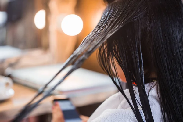 Cuidados com o cabelo no moderno salão de spa. Close up de cabelo de mulher bonita — Fotografia de Stock