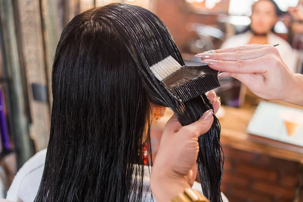 Αισθητικός ισχύουν βάλσαμο και conditioner για τα μαλλιά μιας γυναίκας — Φωτογραφία Αρχείου