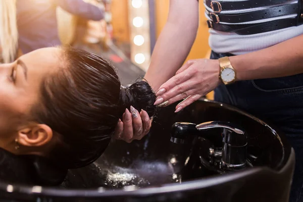Cuidado del cabello, peluquería, cosmetología, salón de belleza — Foto de Stock