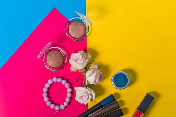 Eyeshadow beautiful brown, blue, pink spray roses, bracelet, bright pink, yellow background, close up, copyspace — Stok Foto