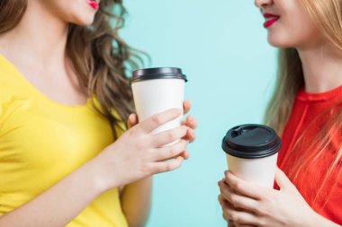 bir fincan kahve sahip iki gülümseyen öğrenci