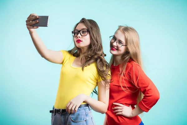 2 つの美しい笑顔の女性は、スマート フォン、selfie — ストック写真