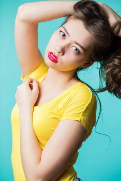 Primer plano retrato de una joven hermosa morena mirando a la cámara . —  Fotos de Stock