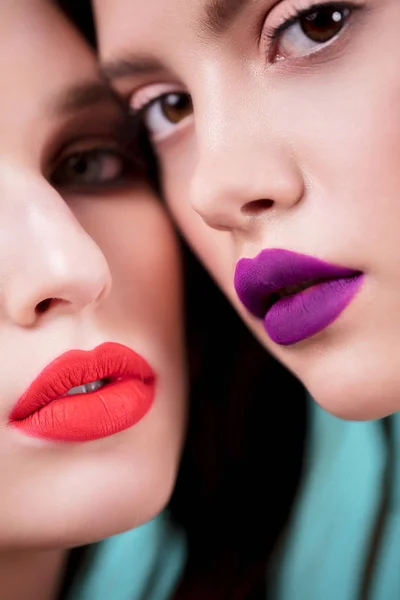 Retrato de cerca de dos hermosas mujeres con maquillaje brillante, con rojo y penique púrpura, labios rosados salvia . —  Fotos de Stock