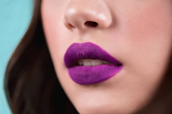 关闭妇女张开的嘴唇。紫色唇膏, 唇彩, 化妆品. — 图库照片