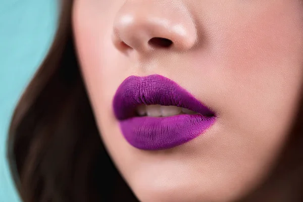 Feche os lábios abertos da mulher. Batom roxo, brilho labial, cosméticos . — Fotografia de Stock