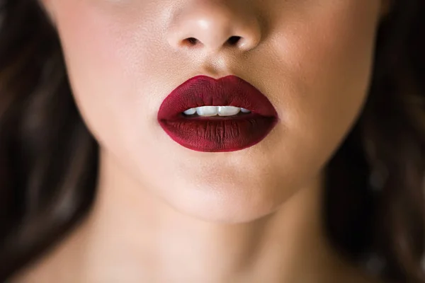 Des lèvres de femme rouge sensuelle. Lèvres à moitié ouvertes. Gros plan sur le visage d'une femme à la peau propre. Le concept de cosmétique, soins, beauté , — Photo