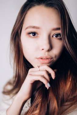 Ciddi bir esmer kadın portresi kapatın. Seksi kız