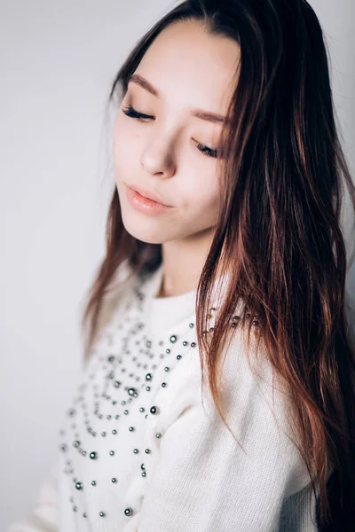 Feche o retrato da bela mulher. Morena menina olhando para baixo . — Fotografia de Stock