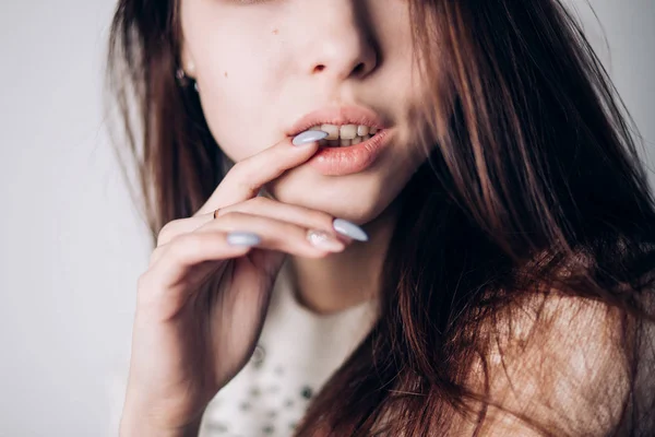Primo piano colpo di donna sexy con labbra naturali e bella manicure. emozione — Foto Stock