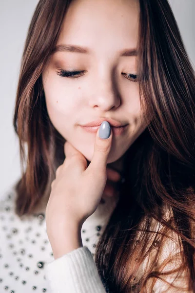 Retrato de mujer sonriente. dedo en los labios, mira hacia abajo . —  Fotos de Stock