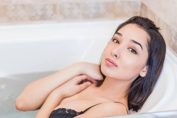 Atractiva mujer relajante en el baño — Foto de Stock