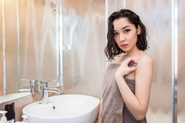Vacker kvinna efter dusch i handduk tittar på kameran — Stockfoto