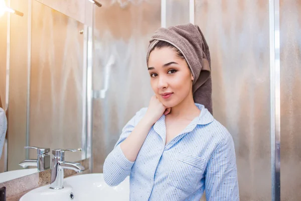 Wanita muda tersenyum cantik dengan handuk di kepalanya setelah mandi — Stok Foto