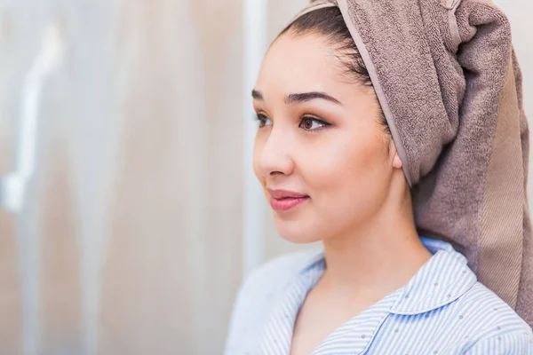 Toalha de mulher Spa na cabeça olhando para o lado com um sorriso, copyspace, rosto de beleza, cuidado — Fotografia de Stock